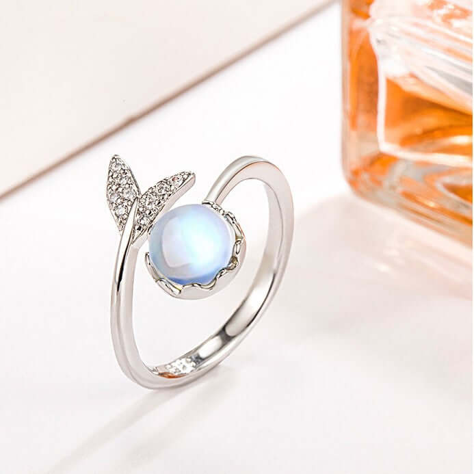 White Gold Fish Tail Moonstone Ring |