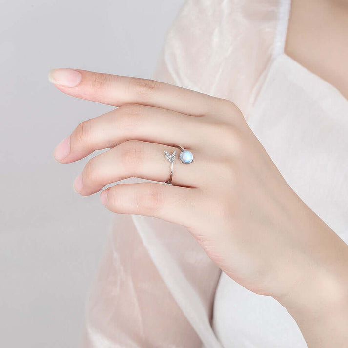White Gold Fish Tail Moonstone Ring |